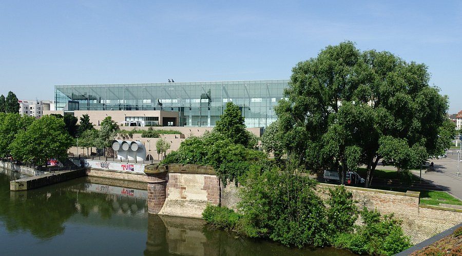 Vue de Musée d'Art Moderne et Contemporain de Strasbourg en Alsace, Musée — road trip van France
