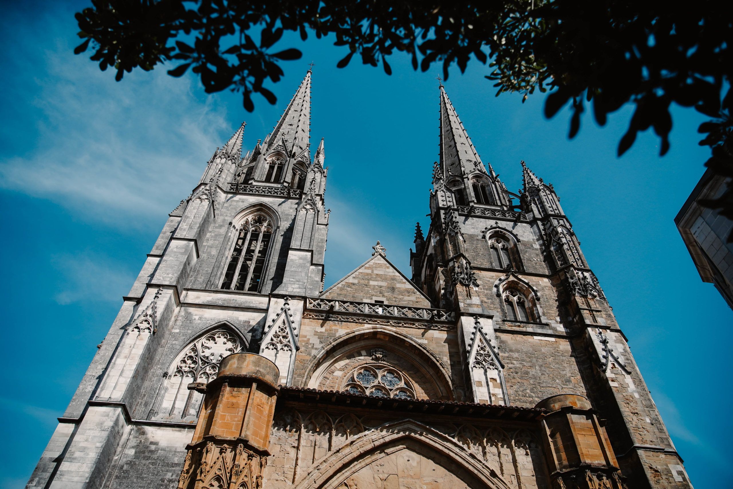 Vue de Cathédrale Sainte-Marie en Pays Basque, Cathédrale — road trip van France