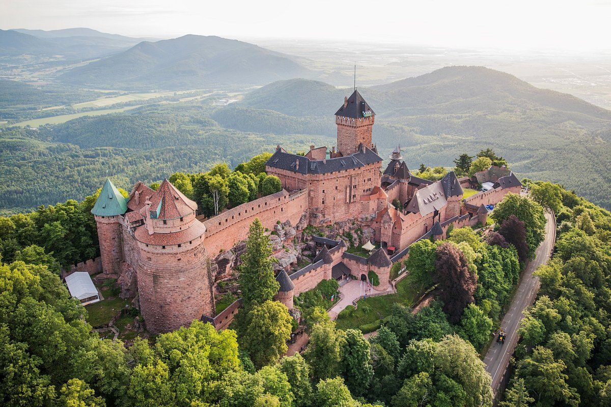 Vue de Château du Haut-Koenigsbourg en Alsace, Château — road trip van France