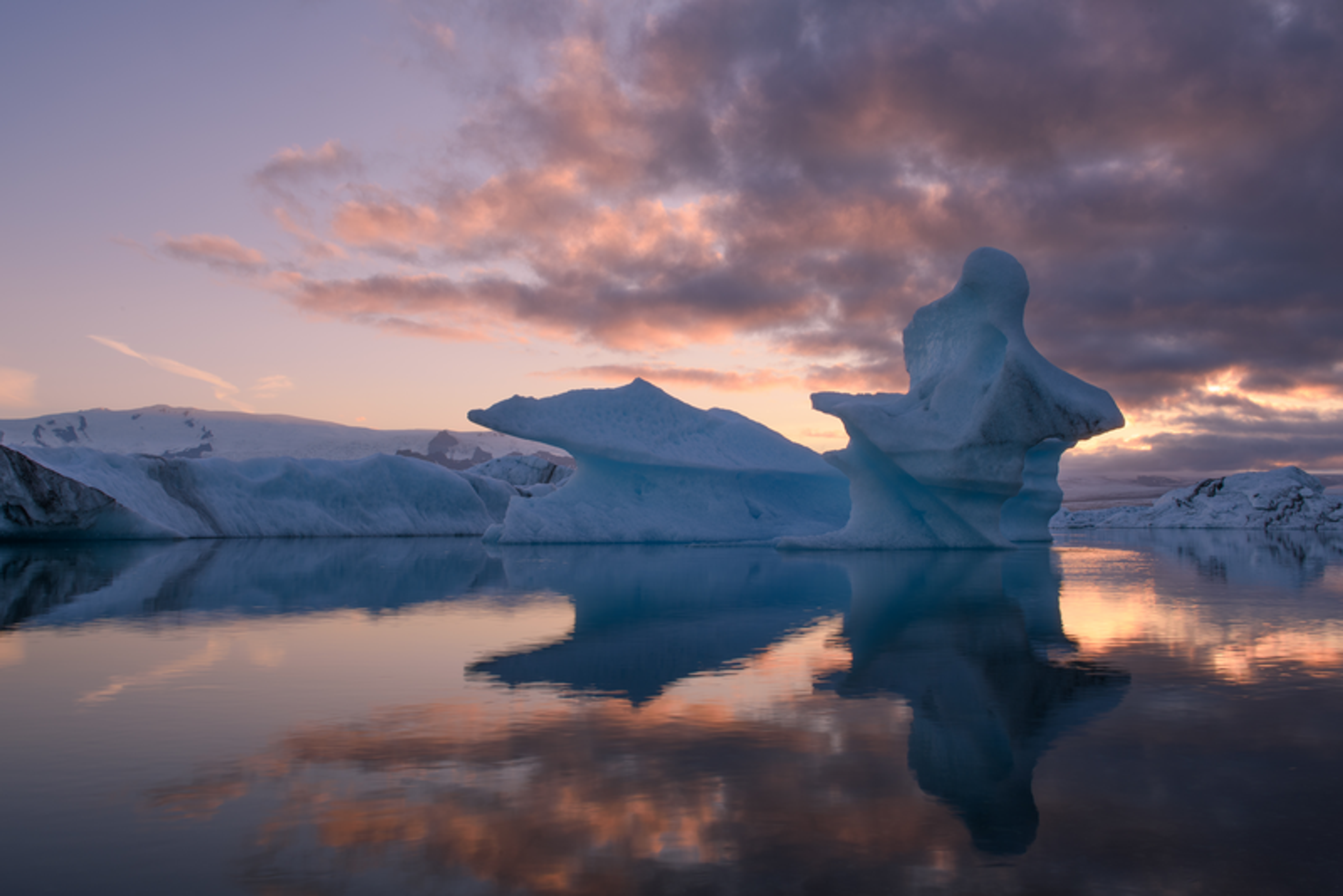 Icebergs on the Jökulssárlón lagoon during sunset.