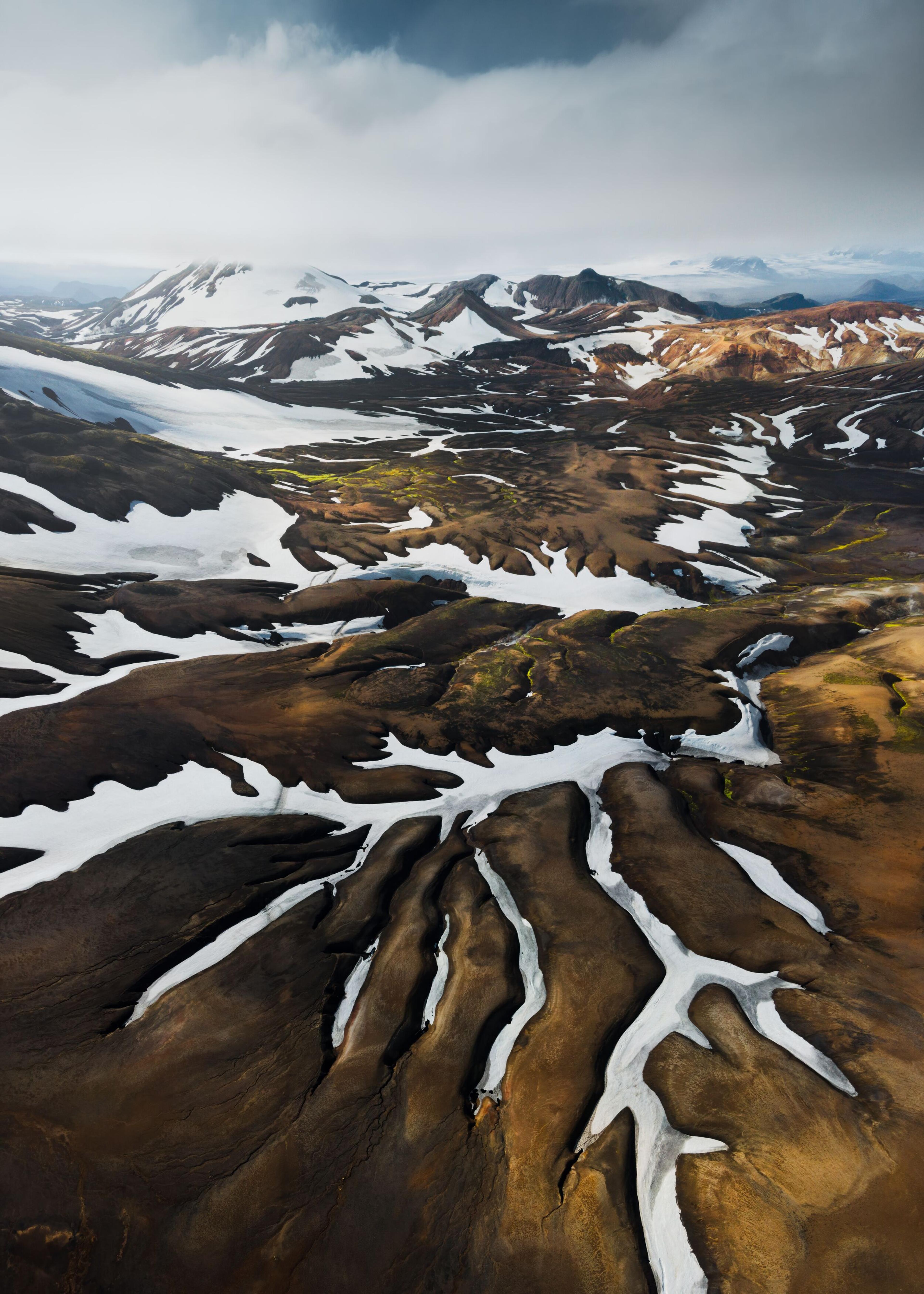 2 women standing at the viewpoint over the Gullfoss waterfall, looking at the cascade.