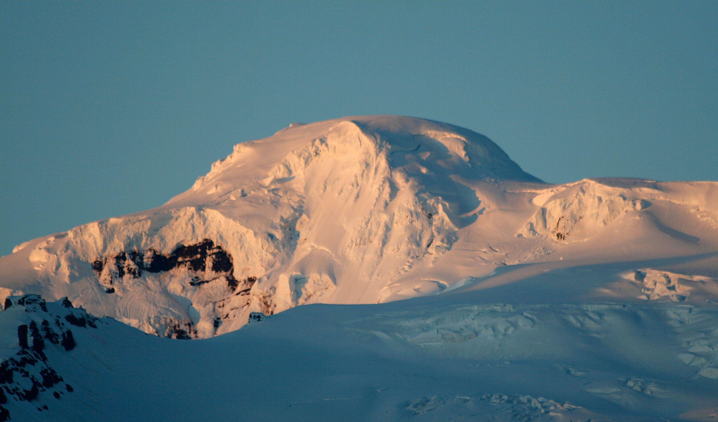 Hvannadlasnjúkur mountain in the Vatnajökull National Park, Iceland.