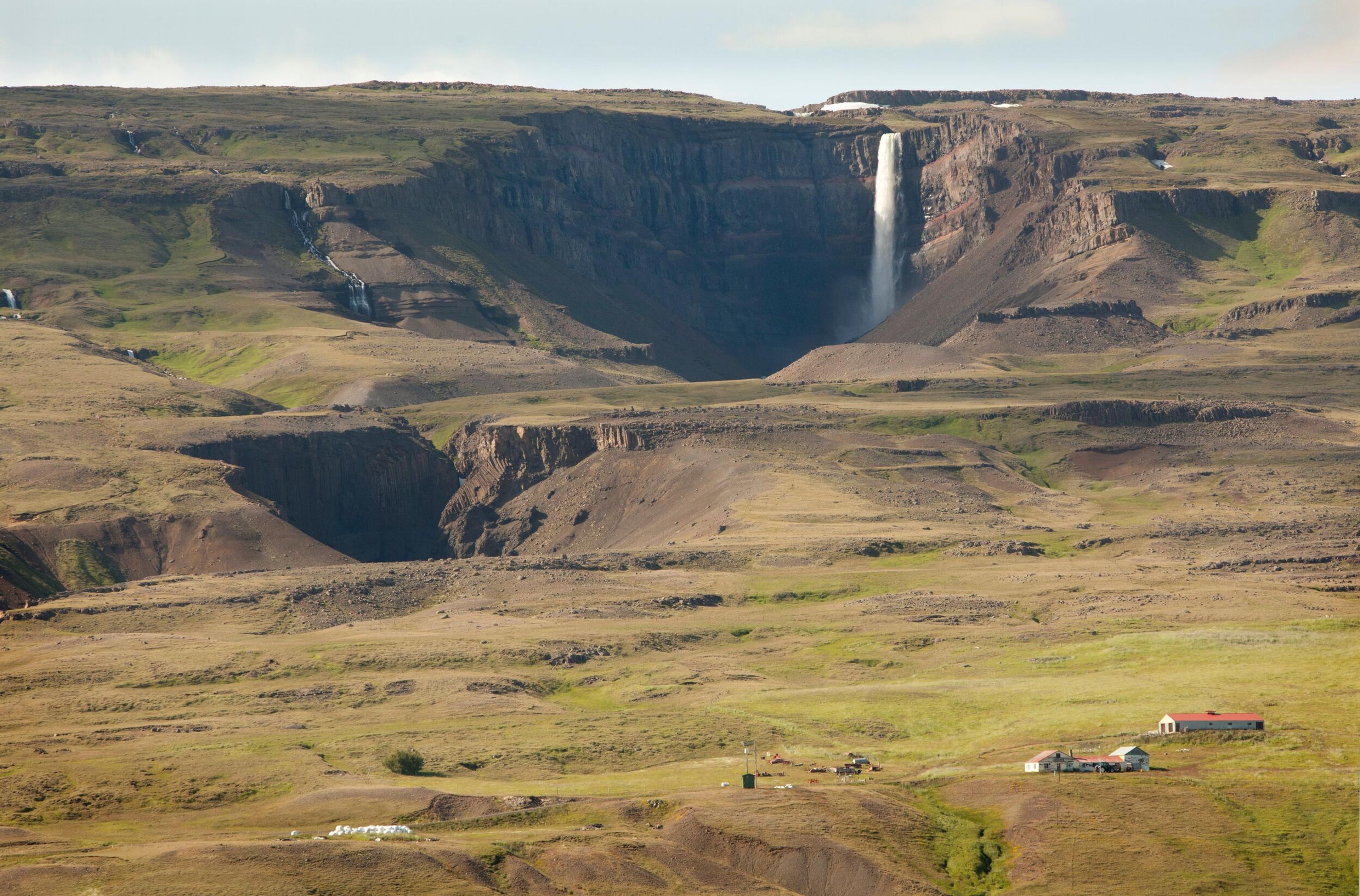 A panoramic view over Hengifoss and the planes below