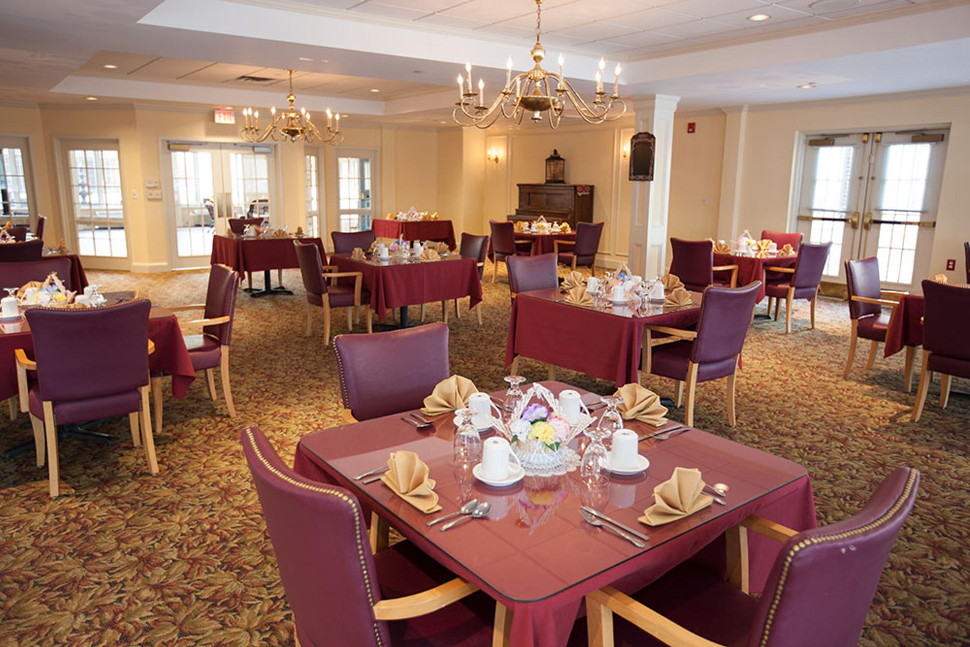 AdviniaCare dining room