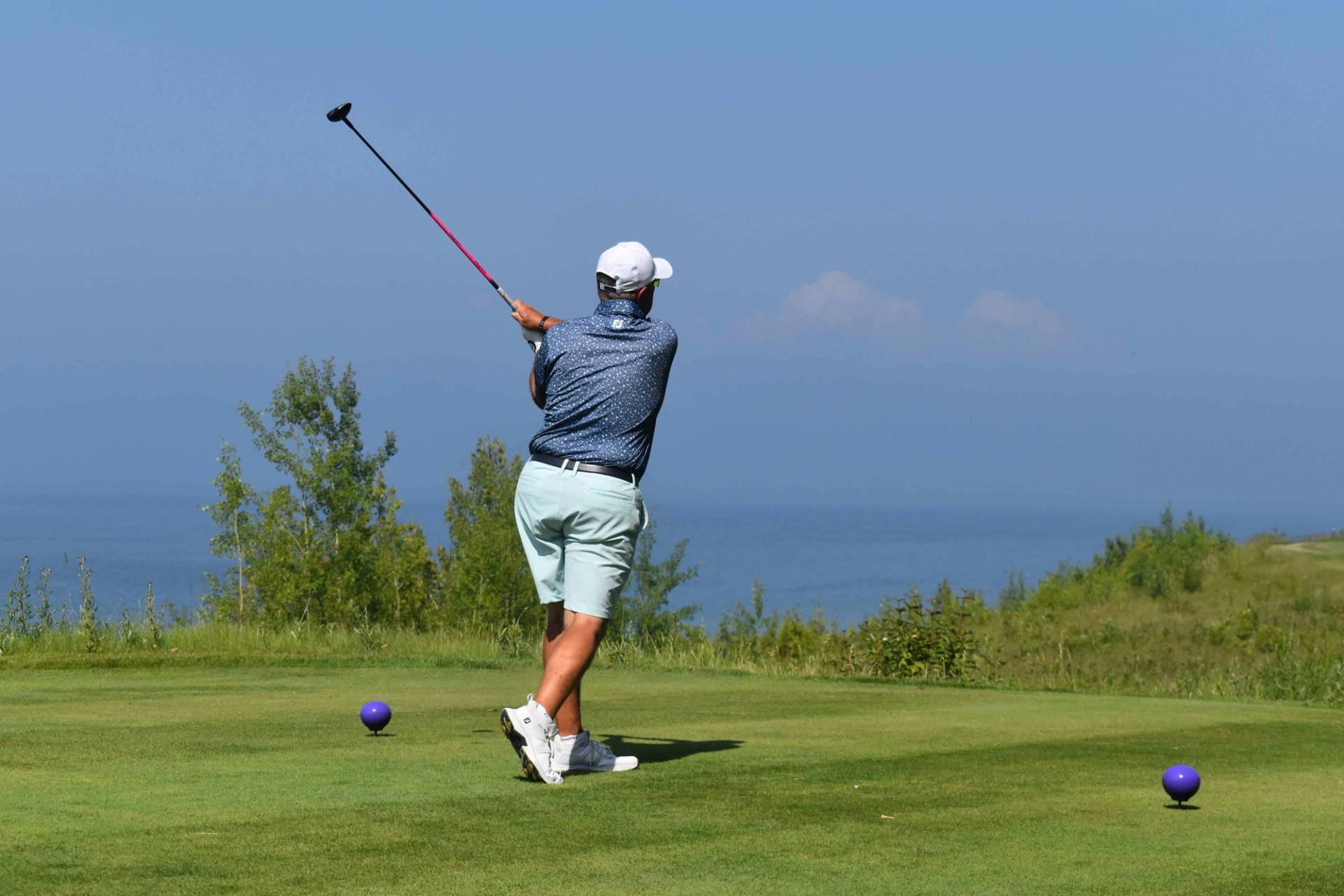 golfer teeing off