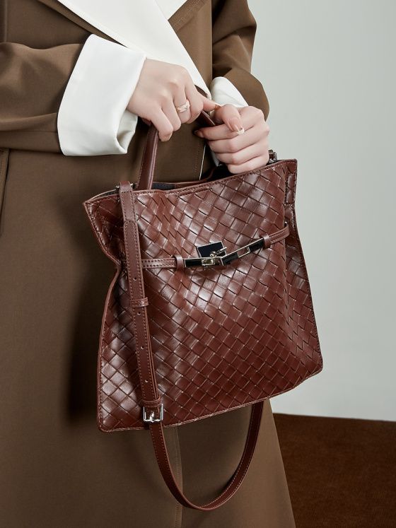 Elova Handcrafted Genuine Leather Crossbody Bag in Black - E791