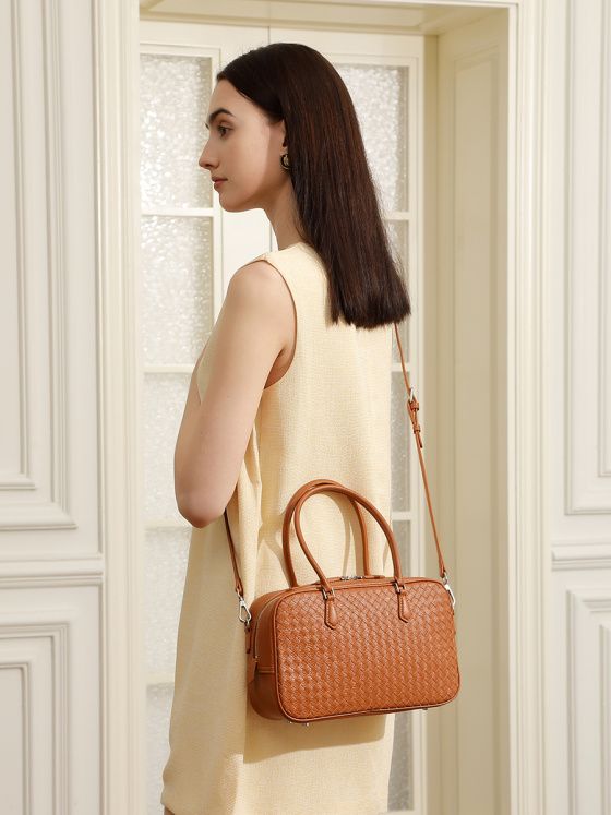 Elova Handcrafted Genuine Leather Crossbody Bag in Black - E673 view 7