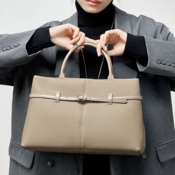 Elova Handcrafted Genuine Leather Bag in Black - E551