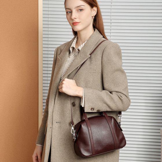 Elova Handcrafted Genuine Leather Crossbody Bag in Black - E520