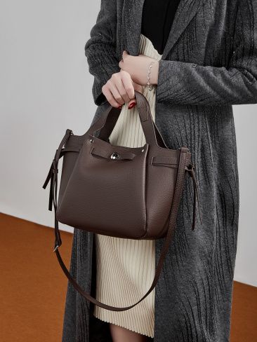 Elova Handcrafted Genuine Leather Crossbody Bag in Black - E177