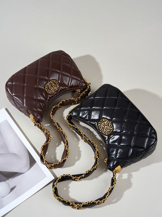 Elova Handcrafted Genuine Leather Crossbody Bag in Black - E196