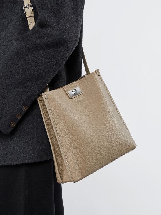 Elova Handcrafted Genuine Leather Crossbody Bag in Black - E490 view 7