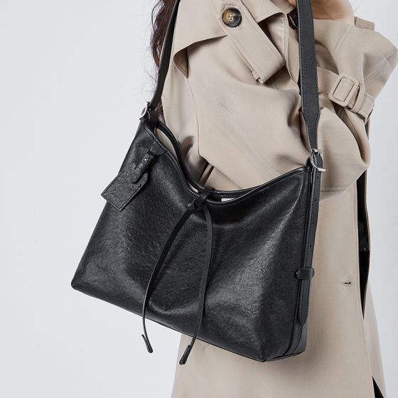 Elova Handcrafted Genuine Leather Crossbody Bag in Black - E509 view 7