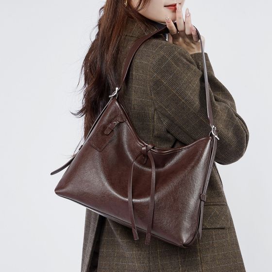 Elova Handcrafted Genuine Leather Crossbody Bag in Black - E509 view 3