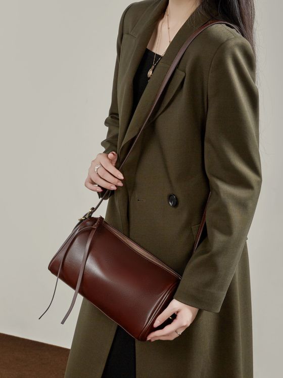 Elova Handcrafted Genuine Leather Crossbody Bag in Black - E808