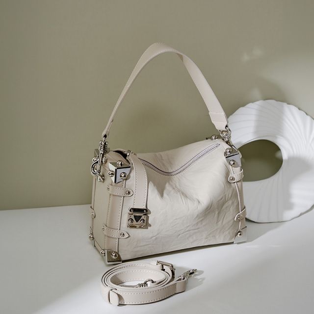 Elova Handcrafted Genuine Leather Crossbody Bag in Black - E398 view 8