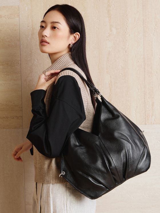 Elova Handcrafted Genuine Leather Crossbody Bag in Black - E741