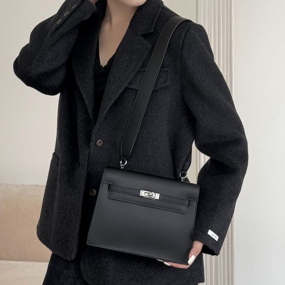 Elova Handcrafted Genuine Leather Crossbody Bag in Black - E516