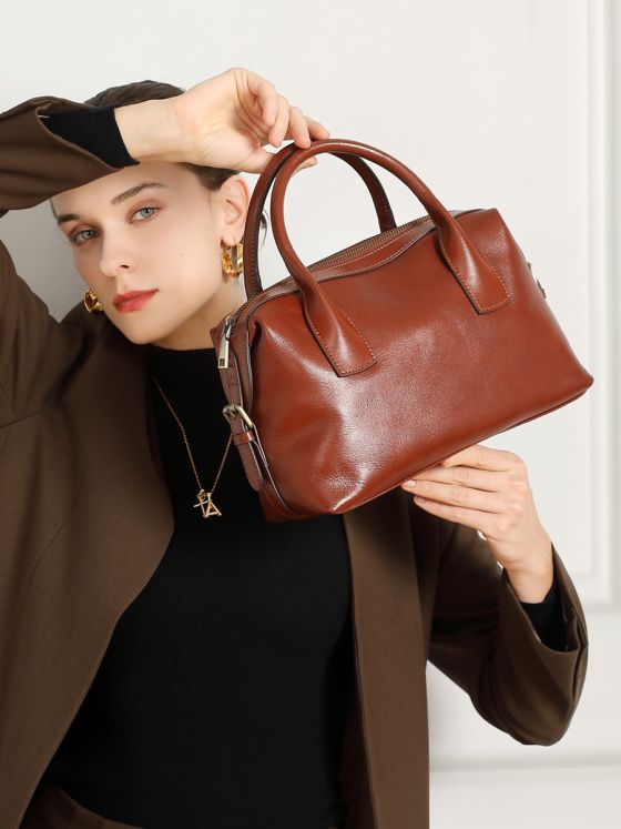 Elova Handcrafted Genuine Leather Crossbody Bag in Black - E749