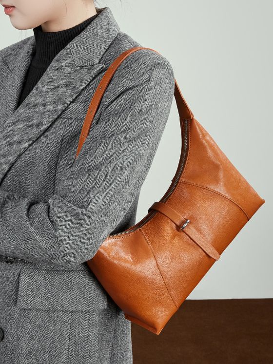 Elova Handcrafted Genuine Leather Bag in Black - E790