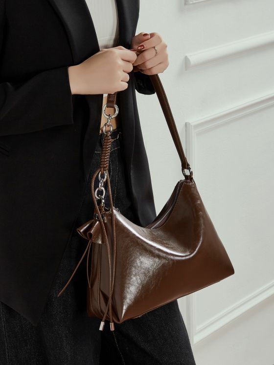 Elova Handcrafted Genuine Leather Crossbody Bag in Black - E779