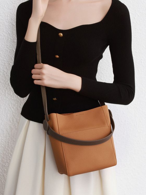 Elova Handcrafted Genuine Leather Crossbody Bag in Black - E289