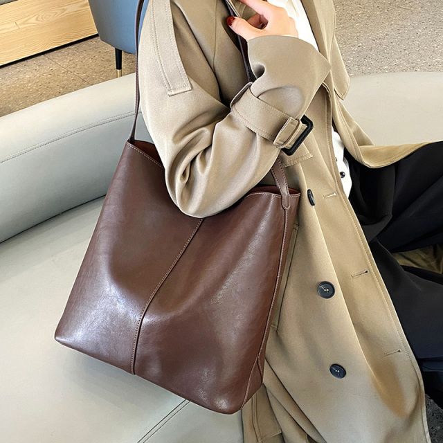 Elova Handcrafted Genuine Leather Crossbody Bag in Black - E394 view 8