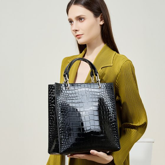 Elova Handcrafted Genuine Leather Crossbody Bag in Black - E441