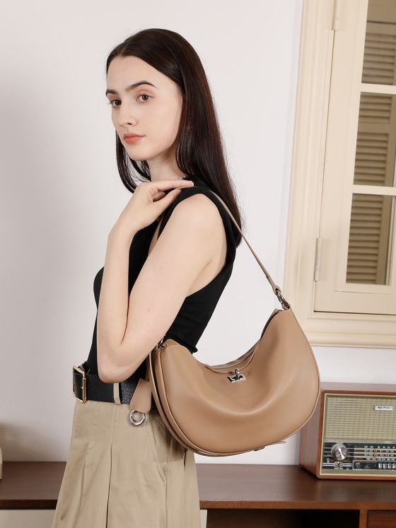 Elova Handcrafted Genuine Leather Crossbody Bag in Black - E705