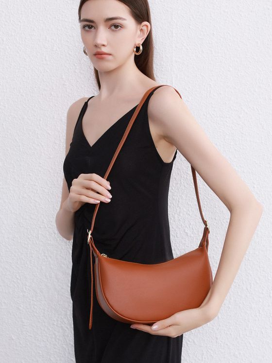 Elova Handcrafted Genuine Leather Crossbody Bag in Black - E286