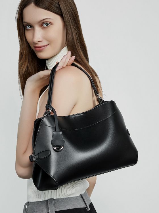 Elova Handcrafted Genuine Leather Crossbody Bag in Black - E661