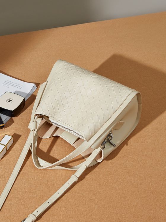 Elova Handcrafted Genuine Leather Crossbody Bag in Black - E464 view 3