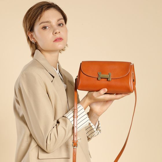 Elova Handcrafted Genuine Leather Crossbody Bag in Black - E499 view 3