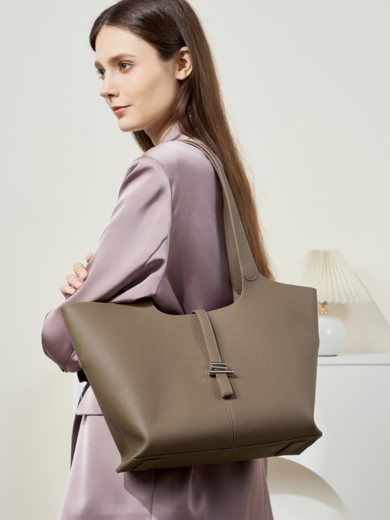 Elova Handcrafted Genuine Leather Tote Bag in Black - E424