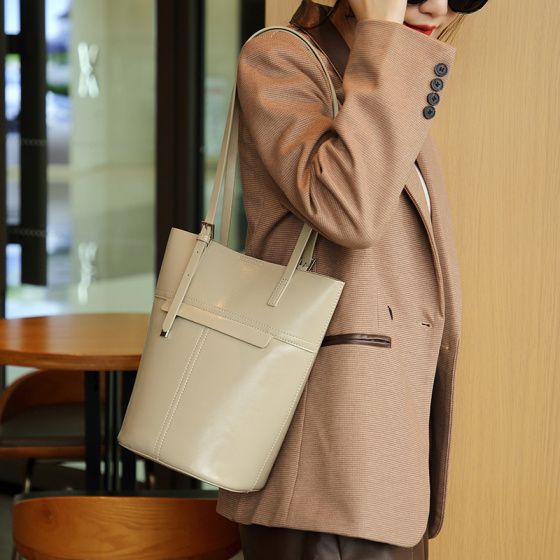 Elova Handcrafted Genuine Leather Tote Bag in Black - E190