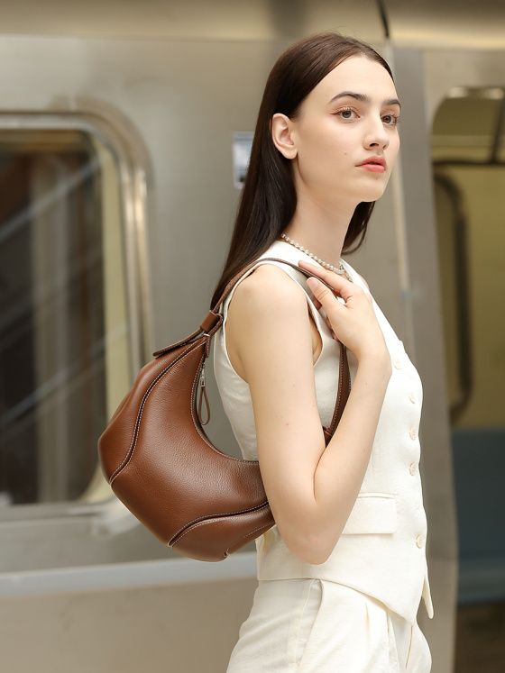 Elova Handcrafted Genuine Leather Crossbody Bag in Black - E666