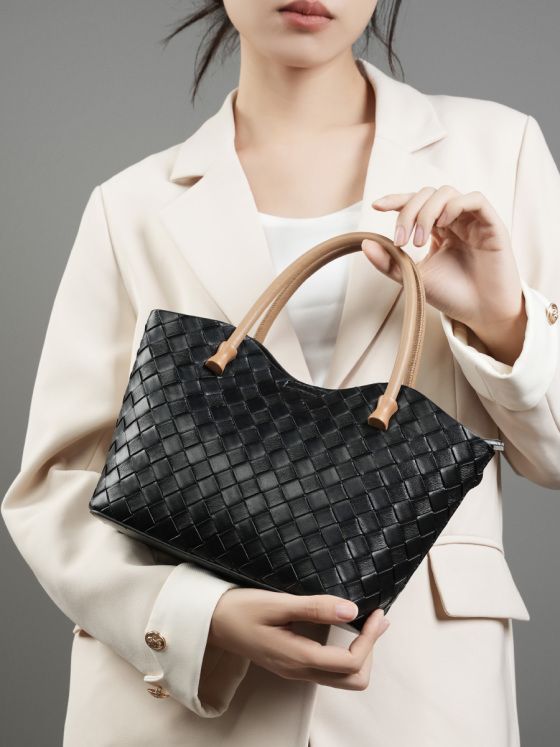 Elova Handcrafted Genuine Leather Crossbody Bag in Black - E450 view 4