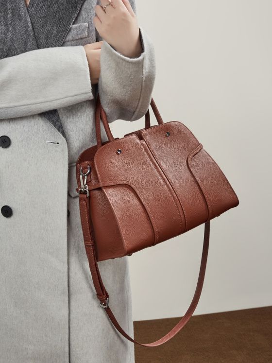 Elova Handcrafted Genuine Leather Crossbody Bag in Black - E806