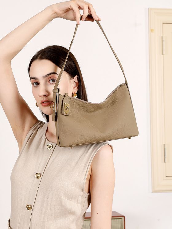 Elova Handcrafted Genuine Leather Shoulder Bag in Black - E677