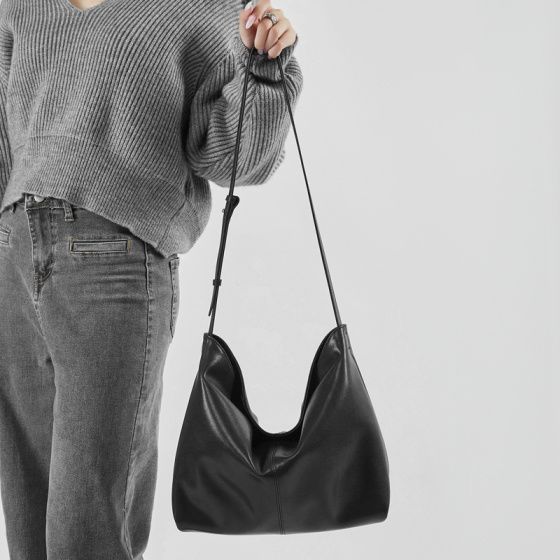 Elova Handcrafted Genuine Leather Crossbody Bag in Black - E471 view 4