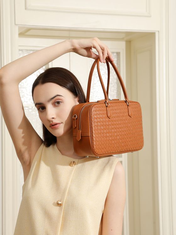 Elova Handcrafted Genuine Leather Crossbody Bag in Black - E673