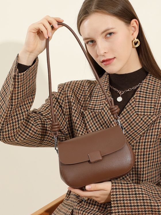 Elova Handcrafted Genuine Leather Crossbody Bag in Black - E557