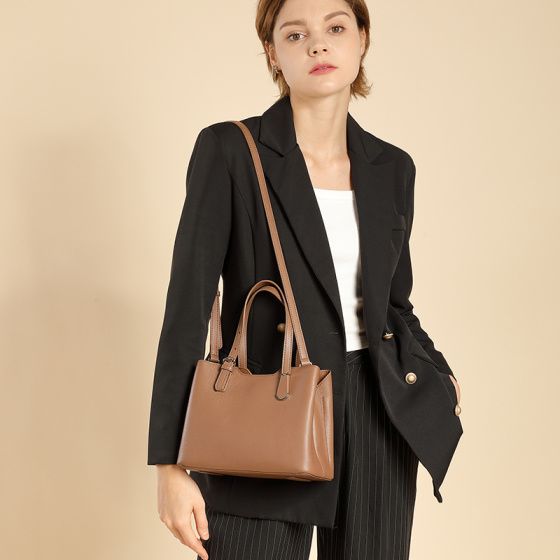 Elova Handcrafted Genuine Leather Crossbody Bag in Black - E500