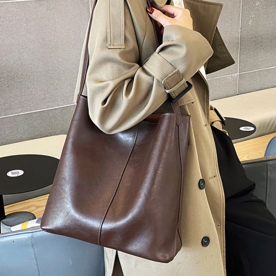 Elova Handcrafted Genuine Leather Crossbody Bag in Black - E394