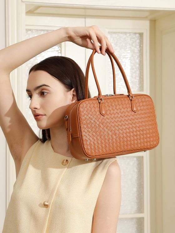 Elova Handcrafted Genuine Leather Crossbody Bag in Black - E673 view 2