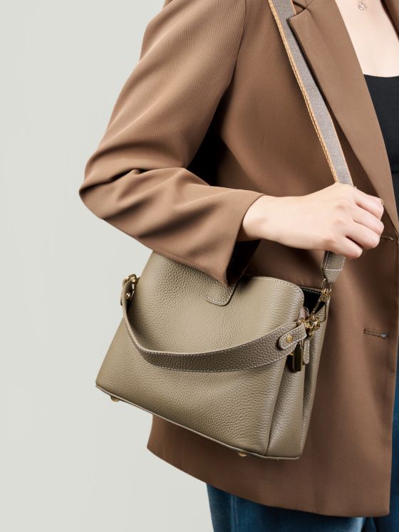 Elova Handcrafted Genuine Leather Crossbody Bag in Black - E618