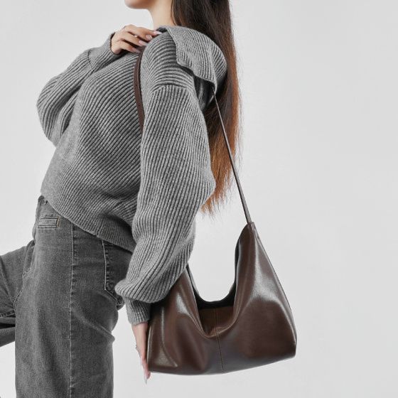 Elova Handcrafted Genuine Leather Crossbody Bag in Black - E471