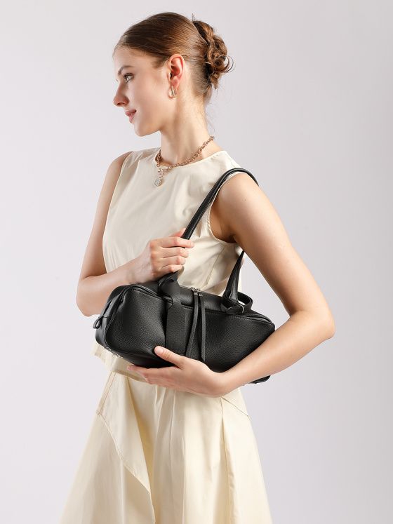 Elova Handcrafted Genuine Leather Shoulder Bag in Black - E725