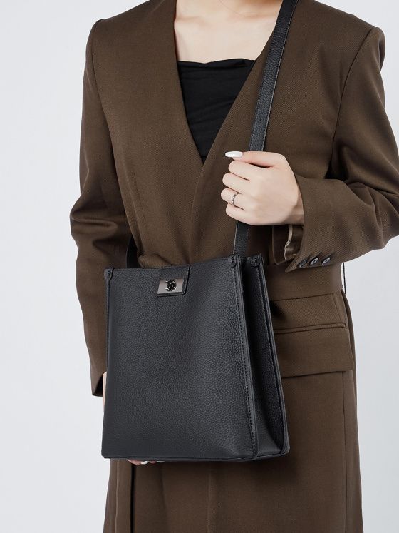 Elova Handcrafted Genuine Leather Crossbody Bag in Black - E490 view 3