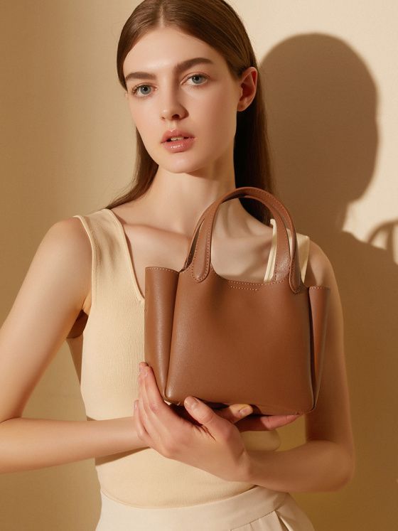 Elova Handcrafted Genuine Leather Crossbody Bag in Black - E285